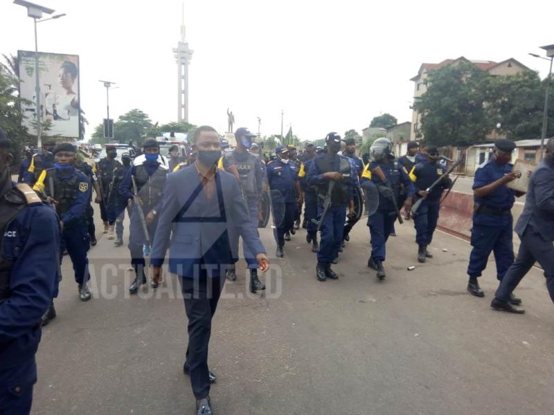 Quelques policiers après avoir dispersé une marche de Lamuka à Kinshasa