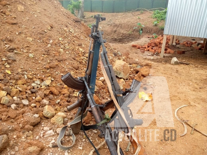 Les armes dans un camp militaire dans le territoire de Beni