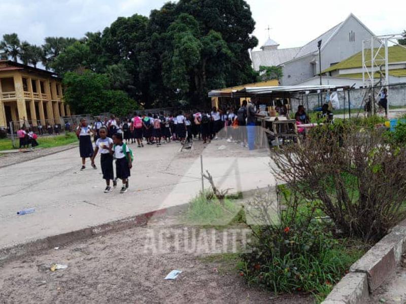 Les élèves dans la cour de Lycée Bosangani