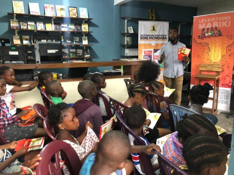 Les élèves à l'école de Mutos, au siège des éditions Mabiki 