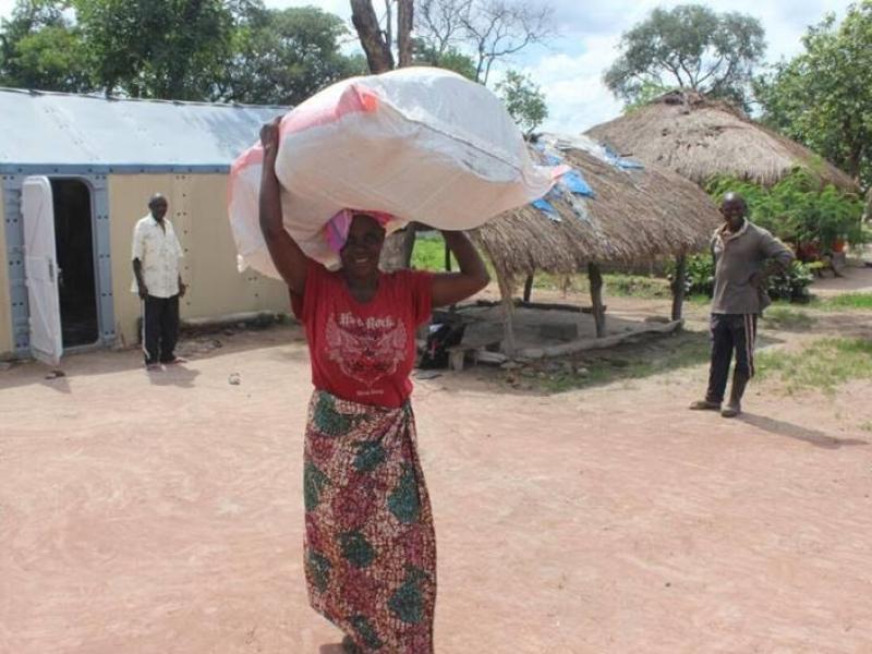 Une  femme réfugiée congolaise se prépare à rentrer chez elle en République démocratique du Congo depuis le camp de Mantapala, en Zambie.   © HCR/Bruce Mulenga