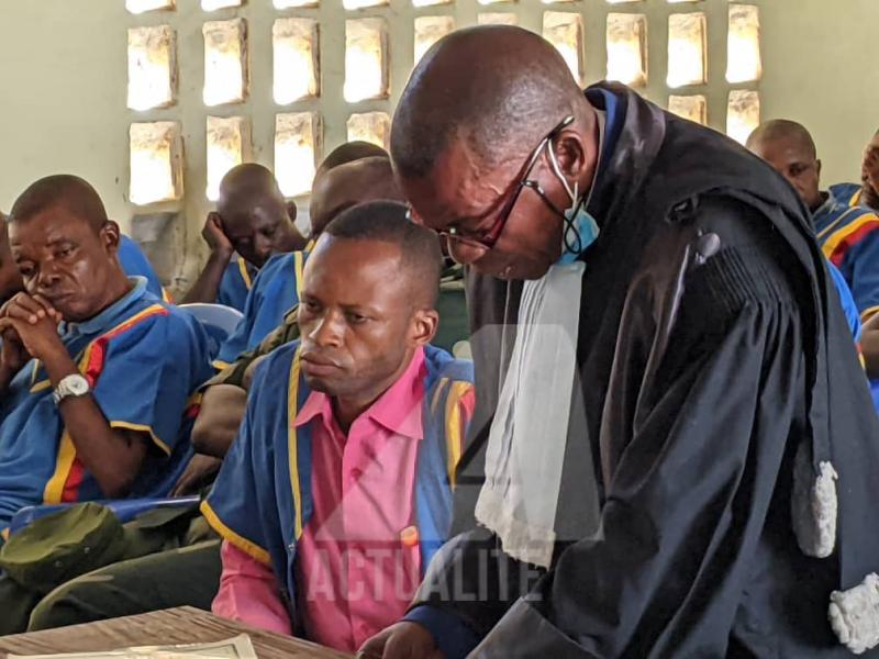 Procès sur le meurtre des experts de l'ONU: le prévenu Jean Bosco Mukanda en chemise rose assiste de son avocat