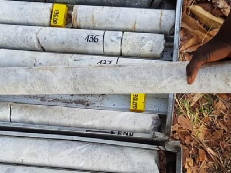 Échantillons de lithium sur le site en développement de Manono, opéré par une filiale de l’australien AVZ Minerals. © AVZMINERALS