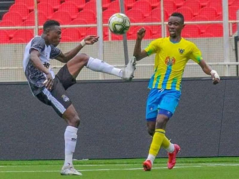 Arsène Zola opposé à un joueur de Lupopo au championnat national