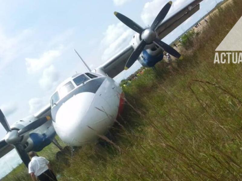 un avion rate son atterrissage et atterri dans la brousse