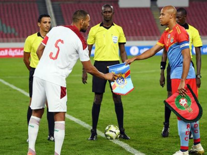 Marcel Tisserand avec le capitaine marocain lors d'un match amical