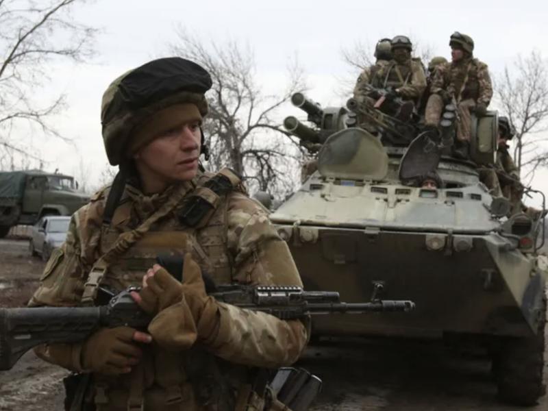 Des soldats ukrainiens sur le pied de guerre dans la région de Lougansk, le 24 février. ANATOLII STEPANOV/AFP