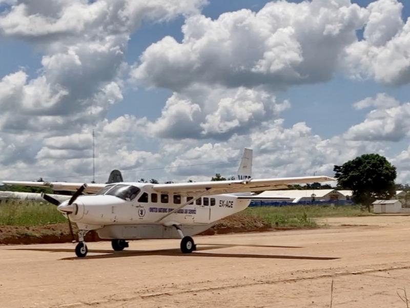 Un avion UNHAS se prépare à décoller à l’aéroport de Tshikapa. Ph. Elisabeth Bryant/PAM