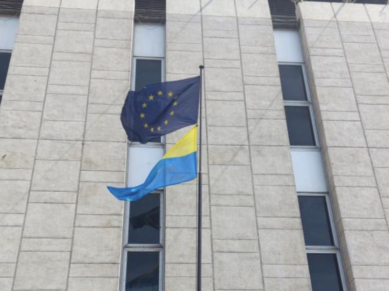 Drapeaux ukrainien et européen au siège de l’ambassade de l’UE à Kinshasa