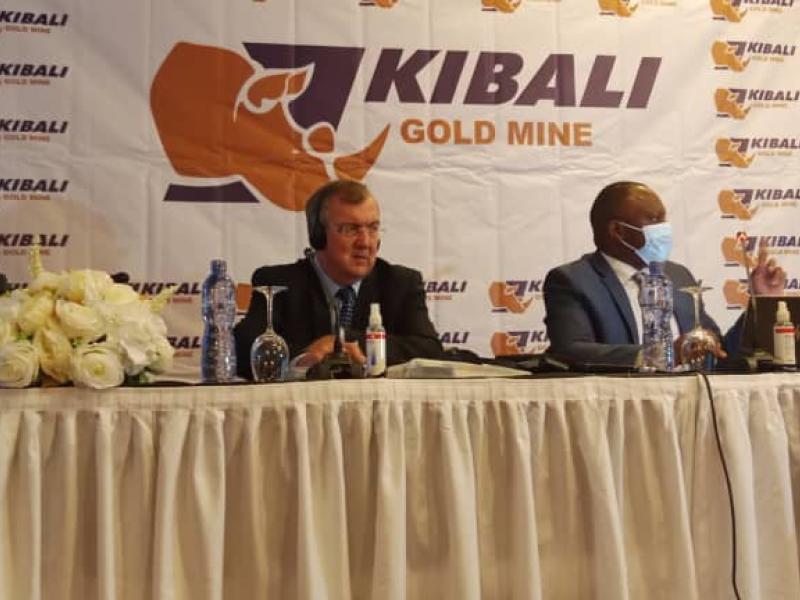 Le Président et CEO de Barrick Gold, Mark Bristow, au milieu, avec à sa gauche Mr Cyrille Mutombo,  Directeur résident de Kibali