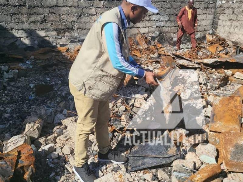 Paul Mohindo, rapporteur adjoint de la CENI, lors d'une descente à Bikoro après incendie d'un entrepôt 