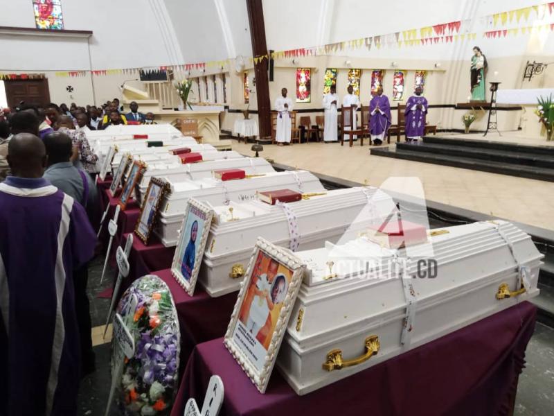 les corps des écoliers et leur chauffeur décédés à Bukavu exposés à l'église