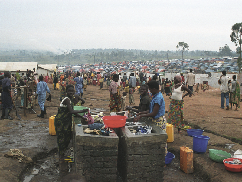 Des enfants déplacés puisent de l’eau sur un forage, Ituri, 2003. Crédit : Amnesty International
