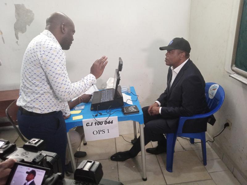 Denis Kadima en plein enrolement à Kinshasa. Photo actualite.cd