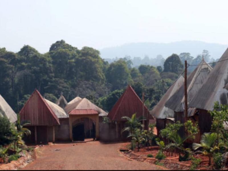 Village dans une forêt sacrée au Cameroun