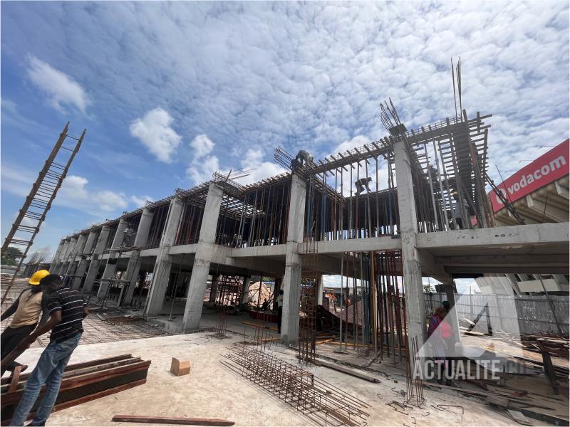 Construction du gymnase du stade des martyrs. Deux terrains de basketball en construction/Ph. ACTUALITE.CD