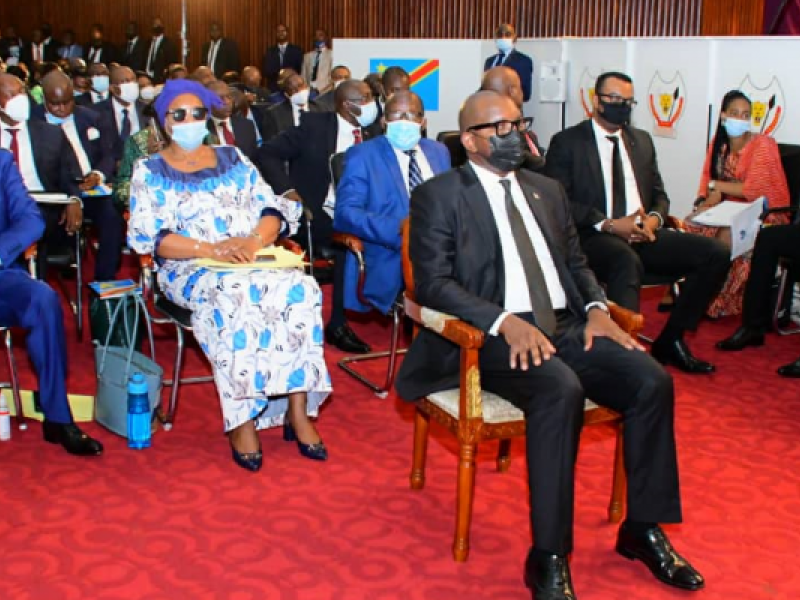 Sama Lukonde avec ses membres du gouvernement à l'Assemblée nationale