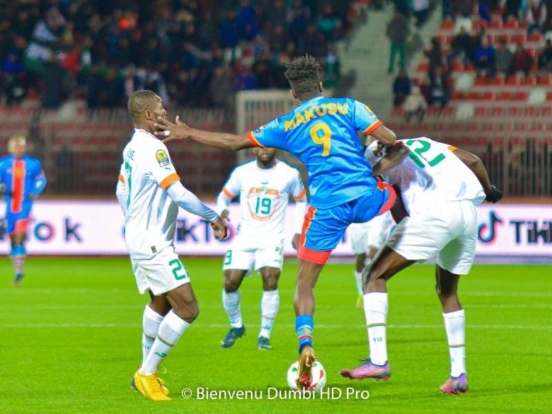Makusu aux prises avec des joueurs ivoiriens au CHAN 2022