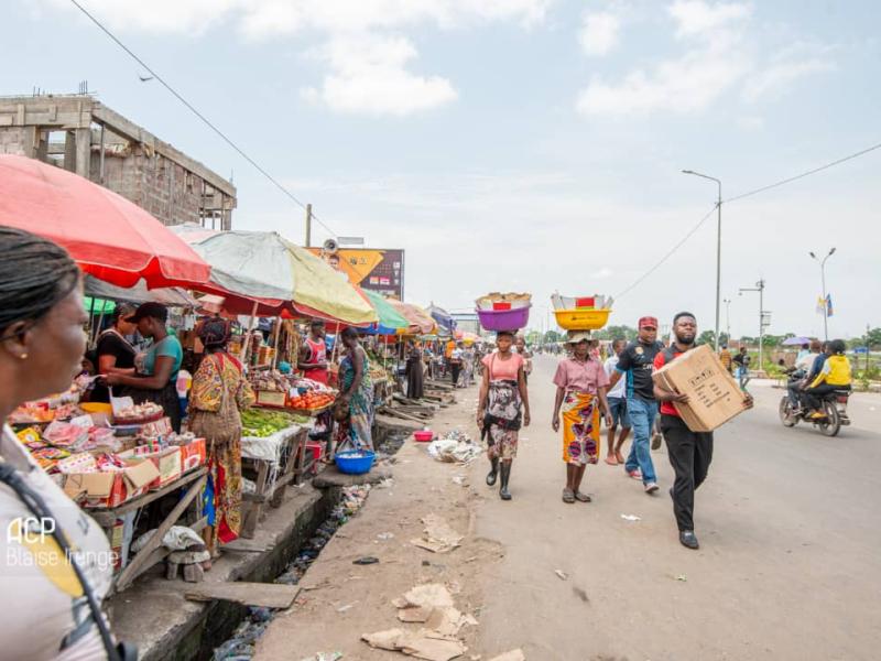 Les piétons marchants au bord de la chaussée sur l'avenue Luambo Makiadi (ex.Bokasa) au niveau du marché Zigida ce mardi 07 02 2023. Photo ACP, Blaise Irenge