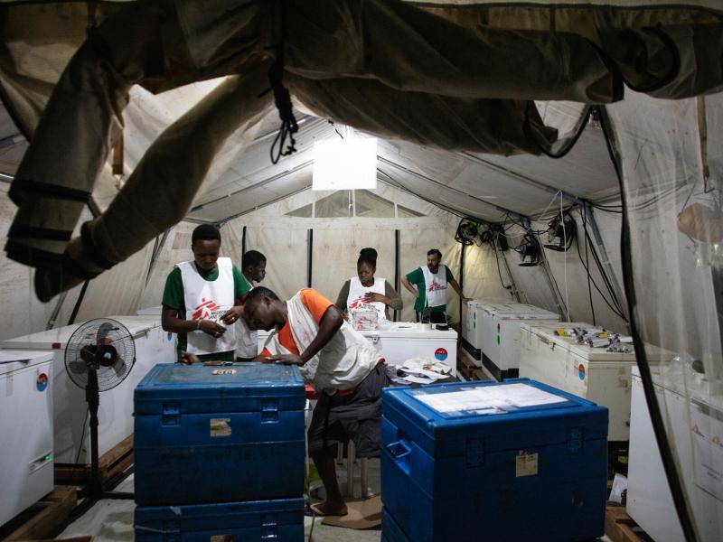 Vue à l'intérieur de la salle de la chaîne du froid à la base MSF de Bangabola. Une chaîne du froid performante est essentielle pour assurer la bonne température - et donc efficace - des vaccins pendant le transport et sur les sites.
