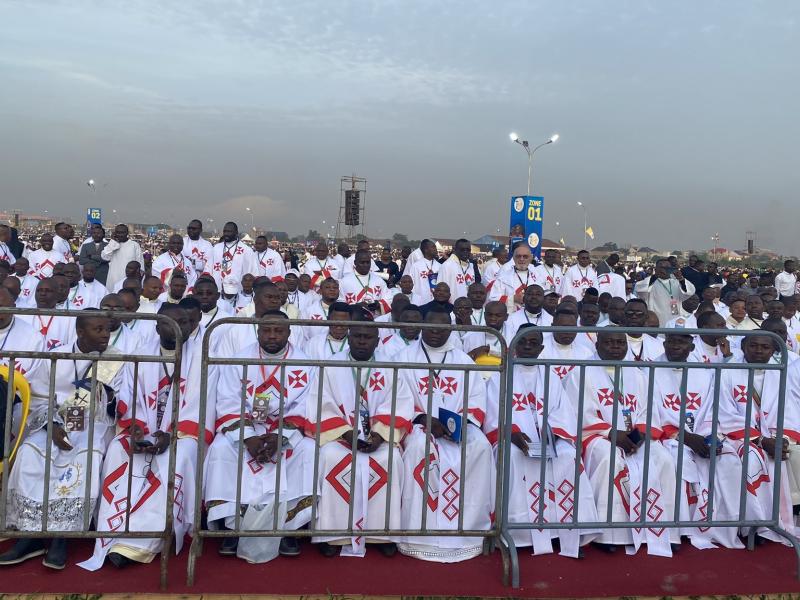 Les prêtres à Ndolo lors de la messe papale