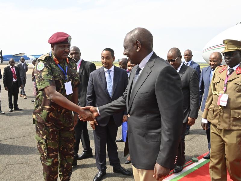 Le président William Ruto et le Général-major kenyan Jeff Nyangah, commandant de la force régionale de l'EAC Le Général-major kenyan Jeff Nyangah, commandant de la force régionale de l'EAC