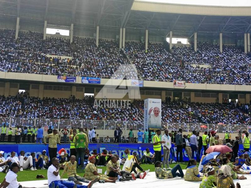 Les jeunes face au pape François à Kinshasa