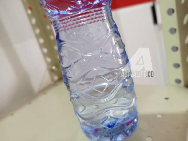 Eau en bouteille plastique