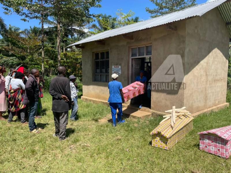 Des membres des familles des victimes récupèrent les corps à la morgue pour inhumation
