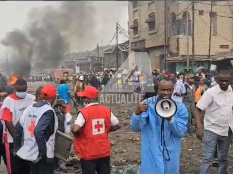 Les secouristes de la Croix-rouge sur le lieu d'explosion d'un camion citerne de carburant à Kinshasa