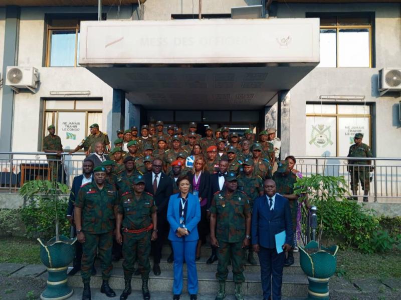 Les Généraux des FARDC, l'équipe dirigeante de l'ANAT et les recenseurs au camp militaire Kokolo à Kinshasa