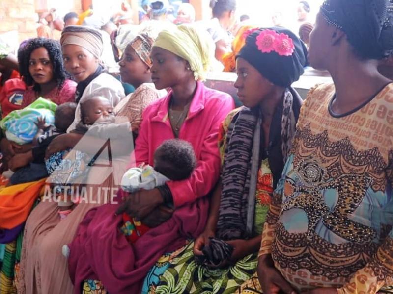 Femmes et bébés dans un centre de prise en charge de malnutrition à Kaniola 