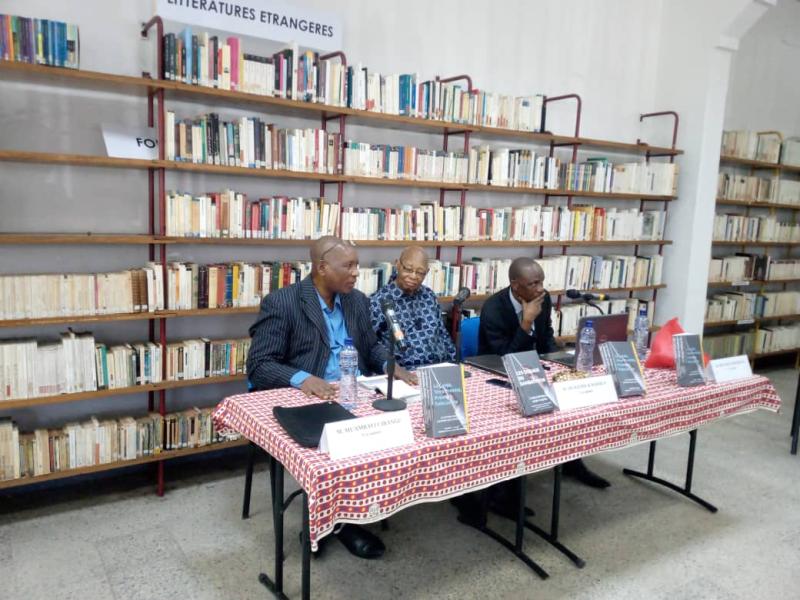 De gauche à droite : Muambayi Cibangù, Mukendi Kalhàlà et Mulangu Mushala, auteurs de l'ouvrage "Le Congo Terre promise"