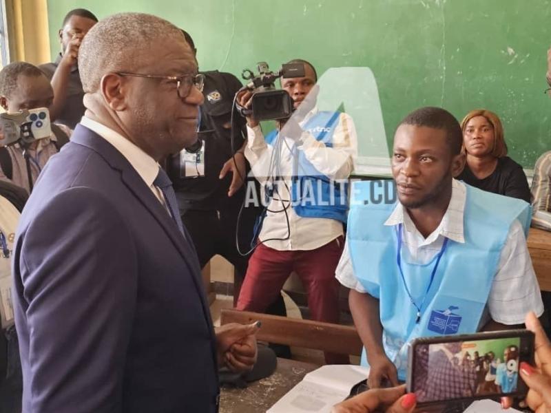 Denis Mukwege dans un bureau de vote 