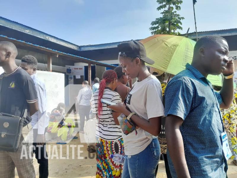 Des électeurs au centre Salisa Bana dans la commune de Kisenso