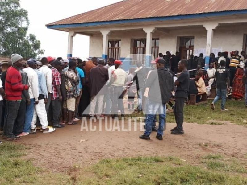 Les électeurs devant un bureau de vote à Butembo