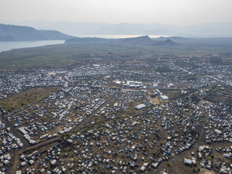 Des personnes déplacées par le conflit s'inscrivent pour recevoir une aide en espèces du PAM dans le camp de Bulengo, au Nord-Kivu, dans l'est de la RDC ravagé par le conflit. Photo : PAM/Michael Castofas : PAM/Michael Castofas