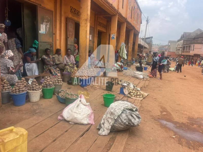 Les vendeuses des pommes de terre à Butembo