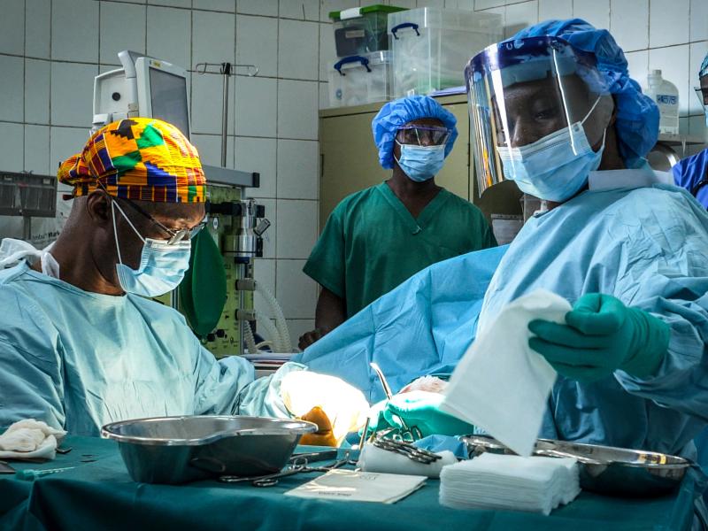 L'équipe chirurgicale du CICR et de l'hôpital CBCA Ndosho, à Goma, opère un blessé par arme. Photo Jonathan Busasi/ CICR