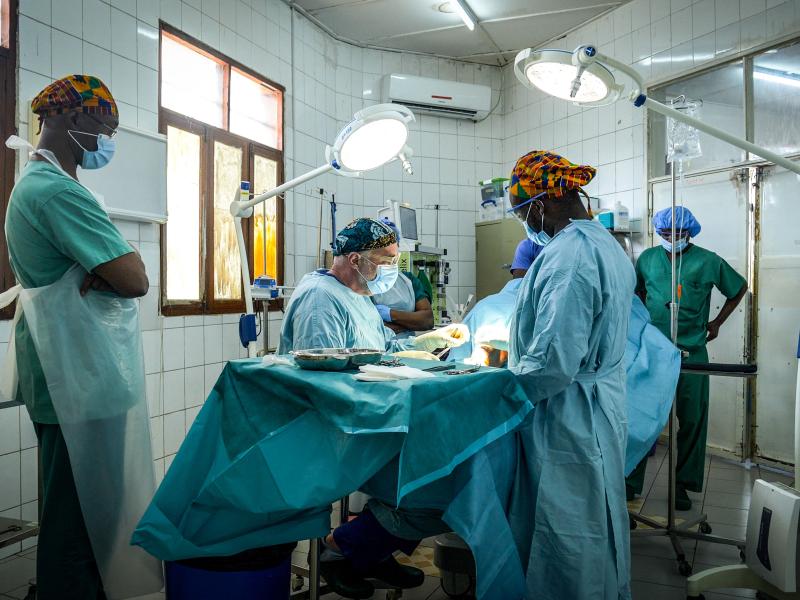 L'équipe chirurgicale du CICR et de l'hôpital CBCA Ndosho, à Goma, opère un blessé par arme. Photo Jonathan Busasi/ CICR