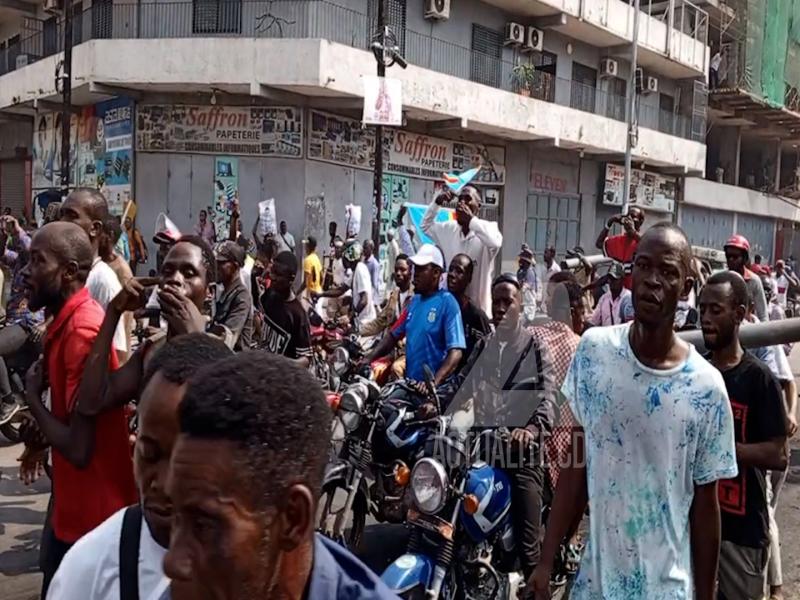 Des manifestants sur l'avenue du commerce à Gombe