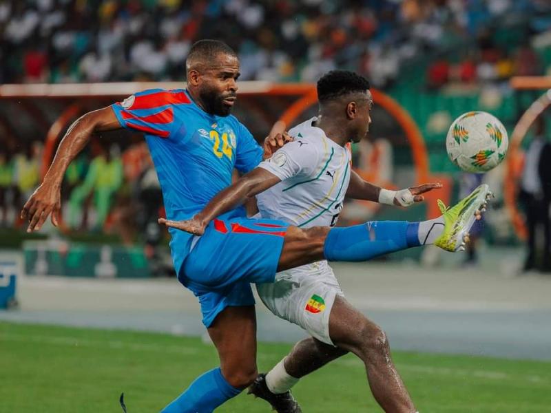 Gédéon Kalulu en duel lors du match RDC vs Guinée (CAN2023)