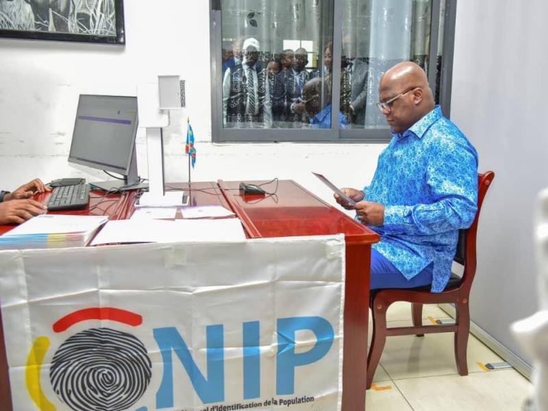Félix Tshisekedi recevant sa carte d'identité à l'ONIP 