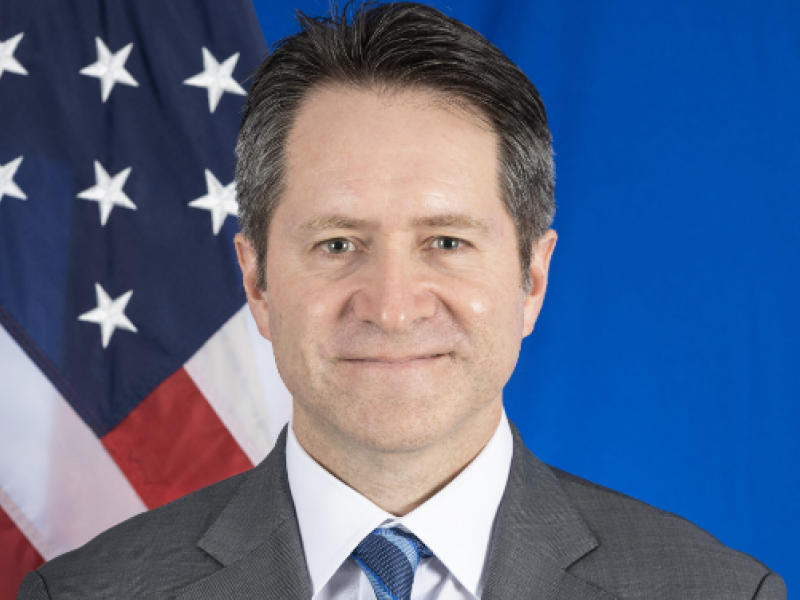 Enrique Roig, sous-secrétaire adjoint à la Direction de la démocratie, des droits de l'homme et du travail du département d'État des États-Unis