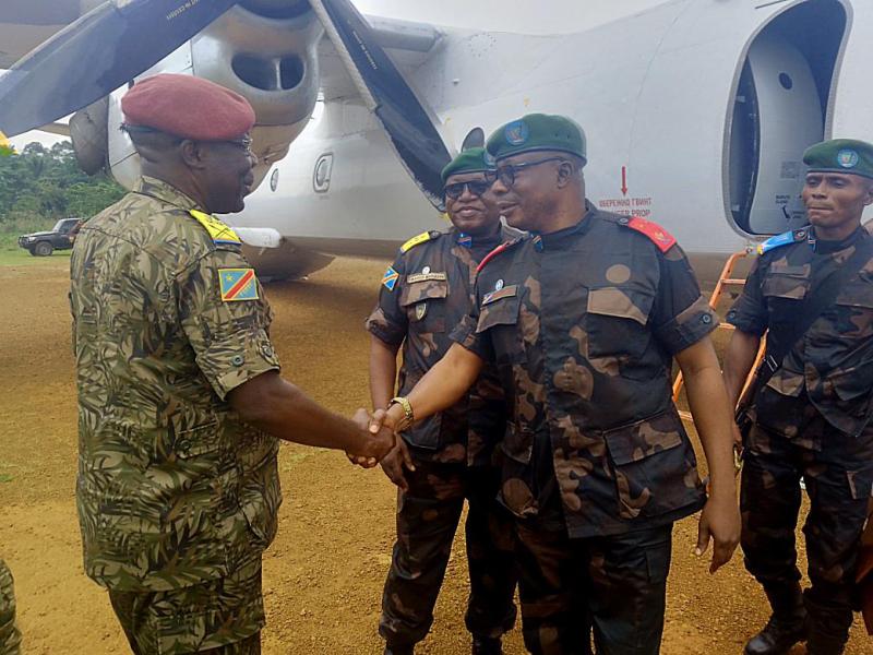 Le général Bruno Mandevu (en lunettes) accueilli à Beni