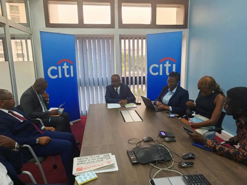 Le DGA de Citigroup Congo,  Faustin Kakina, au milieu,  lors de la conférence de presse