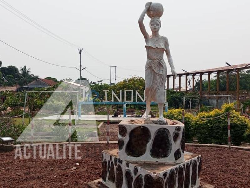 Statue d’une femme portant une calebasse d'eau en provenance d'un puits. Symbole du courage de la femme, elle a été érigée en 2022 en remplacement de celle de Henry Morton Stanley de 1882. Elle est située le long du boulevard Mobutu. 