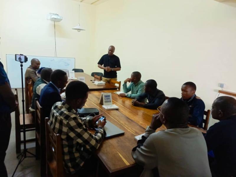 Patient Ligodi avec les journalistes et chercheurs en sciences de l'information et de la communication à Lubumbashi