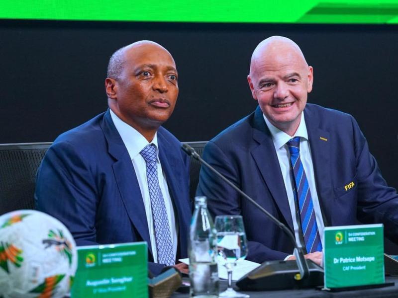 Patrice Motsepe, président de la CAF (à gauche) et Gianni Infatino, président de la FIFA