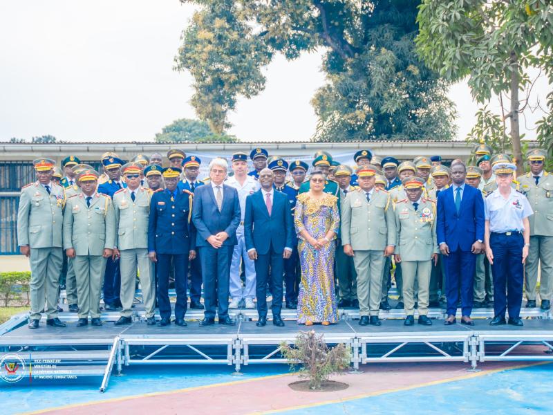 Les lauréats de la 4e promotion de l'école de guerre de Kinshasa